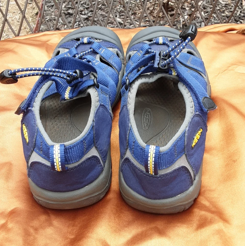 Keen Women's Outdoor Hiking Waterproof Footwear Size 6.